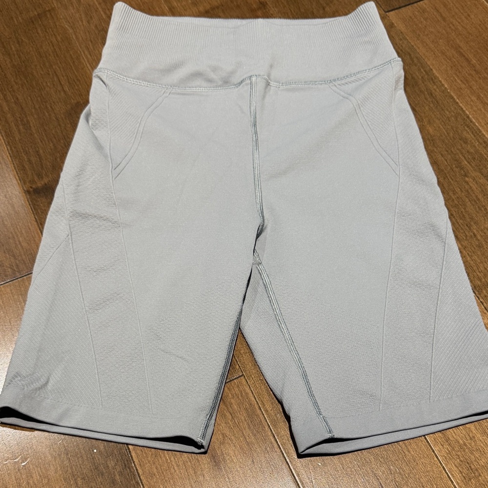Lululemon Grey biker shorts sz 6